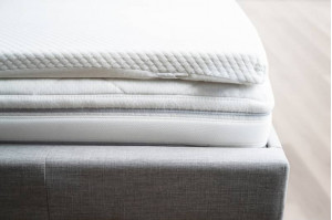 Jakie są różnice między pokrowcem a topperem?