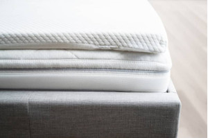 Jakie są różnice między pokrowcem a topperem?