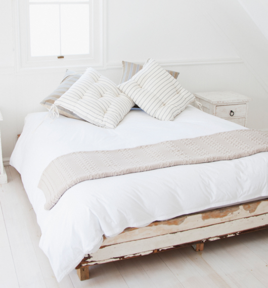 Poduszki w kolorze białym w paski